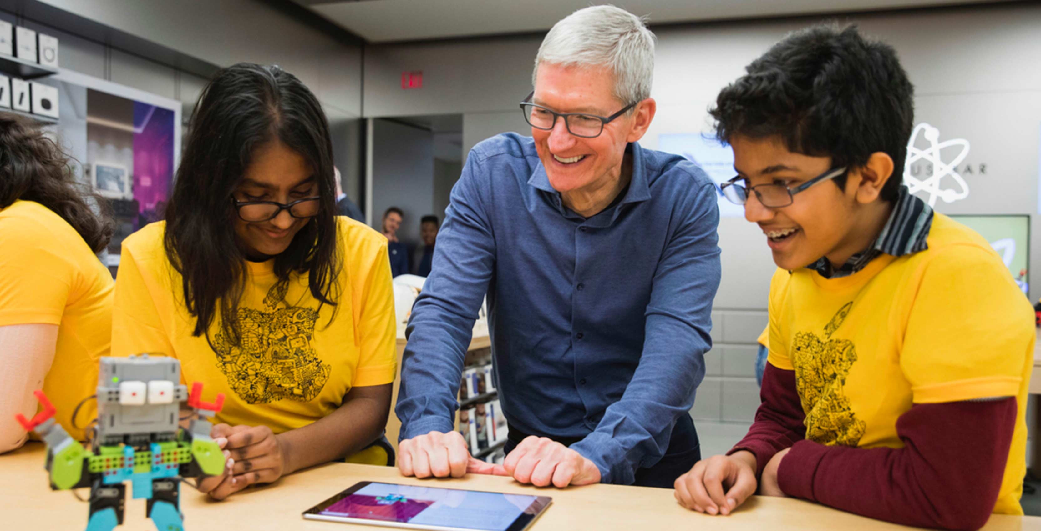 Tim Cook visited Toronto's Eaton Centre Apple Store