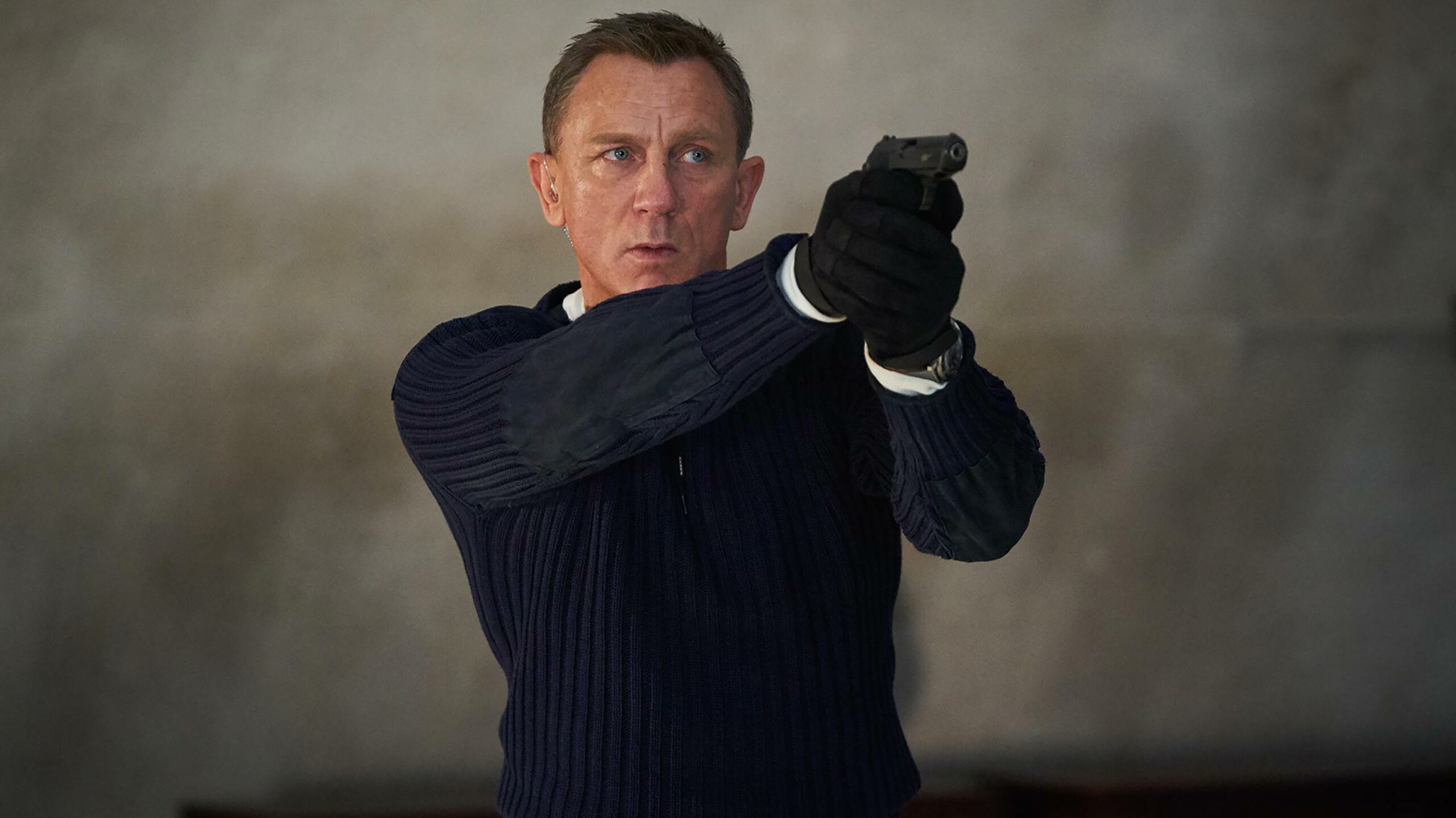 Daniel Craig with gun in No Time to Die