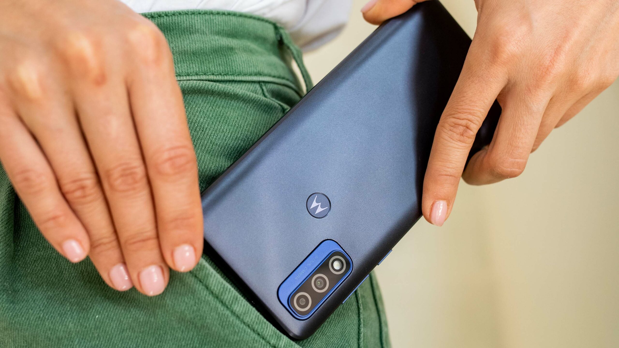 Motorola G Pure sliding into pocket